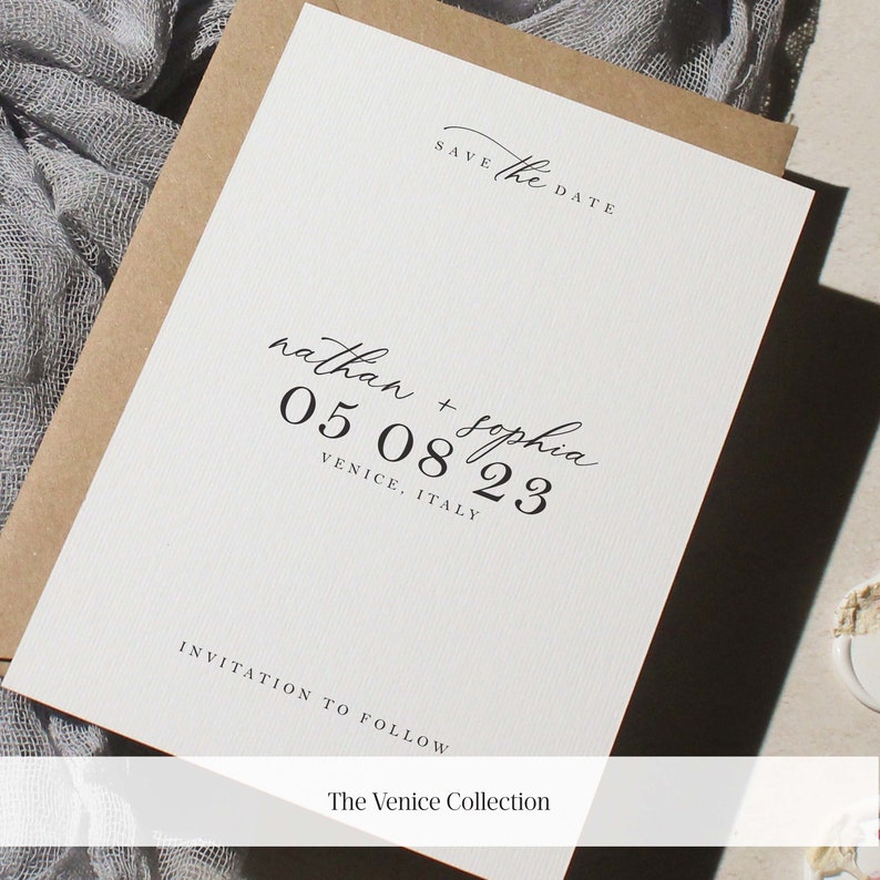 K&ouml;nnte beinhalten: Save-the-Date-Karte mit wei&szlig;em Hintergrund und schwarzem Text. Die Karte sagt "Save the Date" in einer Schreibschrift. Die Namen "Nathan + Sophia" sind in Schreibschrift geschrieben, darunter das Datum "05 08 23". Der Ort "Venedig, Italien" ist in einer serifenlosen Schrift unter dem Datum geschrieben. Der Text "Invitation to Follow" ist in einer serifenlosen Schrift am unteren Rand der Karte geschrieben. Der Text "The Venice Collection" ist in einer serifenlosen Schrift unter dem Einladungstext geschrieben.