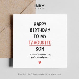 Puede incluir: Tarjeta de felicitación blanca con el texto "HAPPY BIRTHDAY TO MY FAVOURITE SON" en negro y rojo. La tarjeta incluye un pequeño corazón rojo y está colocada frente a un sobre marrón. El mensaje continúa con "...it doesn't matter that you're my only son..."
