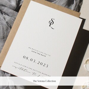 K&ouml;nnte beinhalten: Eine wei&szlig;e Save-the-Date-Karte mit schwarzem Text. Der Text lautet "We would like you to save the date 08.03.2023 Sofia & Lewis are getting married invitation to follow The Verona Collection".