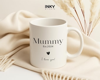 Puede incluir: Taza de cerámica blanca con texto negro que dice "Mummy Est.2024 I love you!" con un pequeño corazón negro.