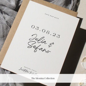 K&ouml;nnte beinhalten: Save-the-Date-Karte mit wei&szlig;em Hintergrund und schwarzem Text. Der Text lautet "Save Our Date", "03.08.23", "Julia & Sefano", "MESSINA, ITALIA", "Invitation to follow" und "The Messina Collection".