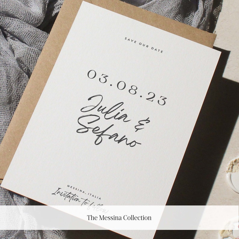 K&ouml;nnte beinhalten: Save-the-Date-Karte mit wei&szlig;em Hintergrund und schwarzem Text. Der Text lautet "Save Our Date", "03.08.23", "Julia & Sefano", "MESSINA, ITALIA", "Invitation to follow" und "The Messina Collection".