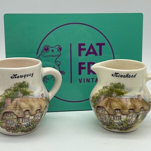 Vintage souvenirmjölkkannor. Gräddkanna. Minehead. Newquay. Brixham och Greenfield keramik.