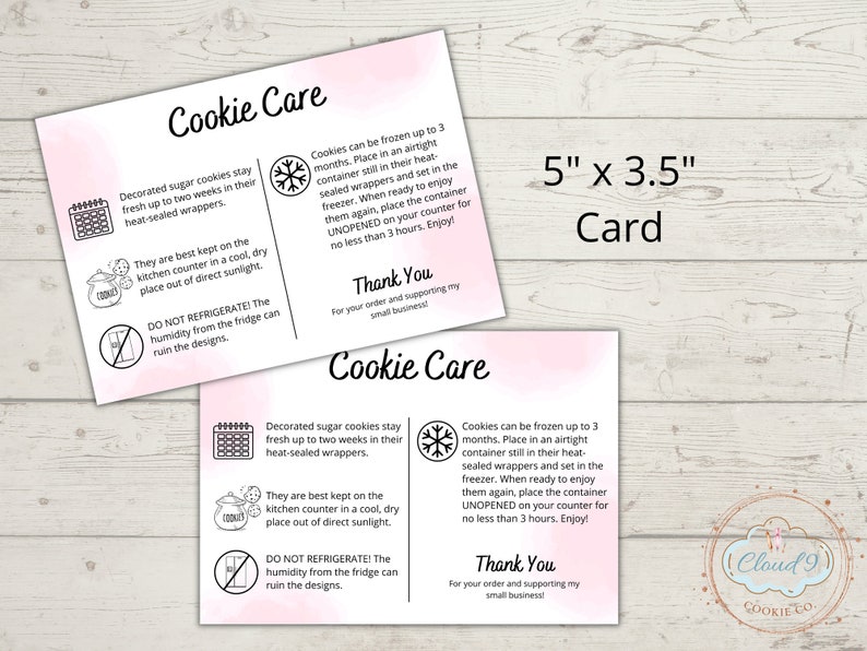 K&ouml;nnte beinhalten: Eine rosa und wei&szlig;e Karte mit dem Text "Cookie Care" und Anweisungen zur Aufbewahrung von dekorierten Zuckerkeksen. Die Karte enth&auml;lt auch einen Dankesgru&szlig; und den Text "Cloud9 Cookie Co."