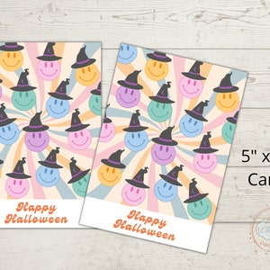 Puede incluir: Dos tarjetas de 12,7 x 17,8 cm con un fondo colorido y giratorio de caras sonrientes que llevan sombreros de bruja. El texto "Happy Halloween" está impreso en cada tarjeta.