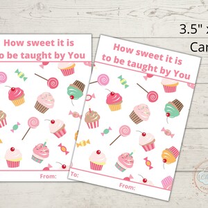 Può includere: Un biglietto da 3,5 x 5 pollici con sfondo rosa e bianco. Il biglietto ha un motivo di cupcake, lecca-lecca e caramelle. Il testo sul biglietto recita "How sweet it is to be taught by You". In fondo al biglietto ci sono spazi per "To:" e "From:".