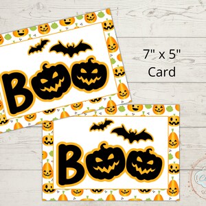 Puede incluir: Dos tarjetas imprimibles de 7 x 5 pulgadas con temática de Halloween. Cada tarjeta presenta un fondo blanco con texto negro "Boo" y un diseño de calabaza. Las tarjetas están rodeadas por un borde de calabazas naranjas y verdes.