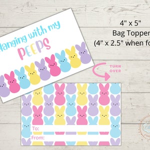 Peut inclure: Un topper de sac imprimable pour Pâques avec un motif de Peeps jaunes, roses, bleus et violets pastel. Le topper mesure 10 cm sur 12,7 cm et dit "Hanging with my PEEPS" sur le devant. Le dos a un espace pour écrire "À:" et "De:".