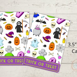 Puede incluir: Dos tarjetas de Halloween de 3,5 x 5 pulgadas con un borde morado y dorado. Las tarjetas presentan un fondo blanco con un patrón repetido de varios iconos de Halloween, incluyendo calabazas, fantasmas, murciélagos, caramelos, calaveras y un sombrero de bruja. El texto "Trick or Treat" está impreso en letras doradas sobre un fondo morado en la parte inferior de cada tarjeta.