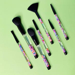 Regenbogen Sprinkles Flüssiges Kosmetik Make-up Pinsel Set 7tlg | Niedliche Lidschatten Kontur Blush Blending Brushes mit Beutel | MUA-Bürste mit weichen Borsten