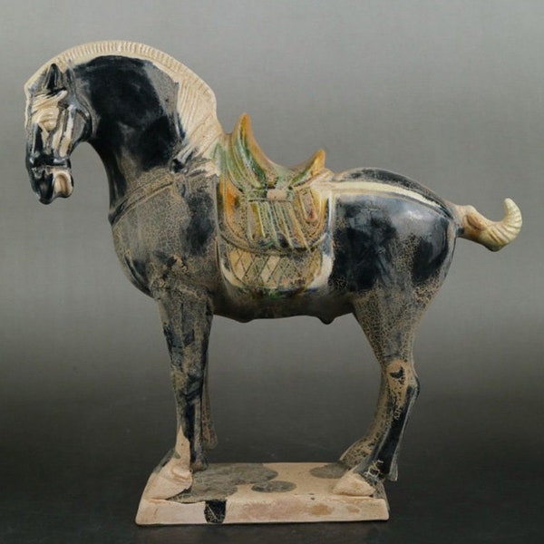 Tang Sancai sculpté Ornement de cheval de guerre noir| Cheval artisanal à la décoration de la maison réussie| Porcelaine ancienne| Antiquités| Objets de collection| Cadeaux