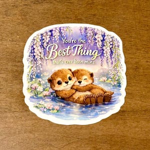 Klistermärke med texten "Best Thing That's Ever Been Mine" | Taylor Eras Speak Now Otters | Vattentät och hållbar | 2 storlekar | Originaldesign | Present till henne