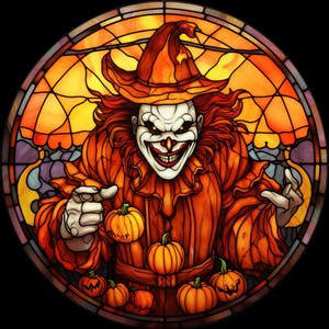 Pode incluir: Uma ilustração em vitral de um palhaço usando um chapéu pontudo e segurando abóboras. O palhaço tem um sorriso largo e um nariz vermelho. O fundo é um padrão de vitral amarelo e laranja.