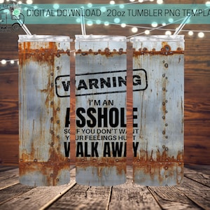 Może przedstawiać: Kubek o pojemności 20 uncji z motywem postarzanego metalu. Kubek zawiera czarny napis "WARNING I'M AN ASSHOLE SO IF YOU DON'T WANT YOUR FEELINGS HURT WALK AWAY". Projekt zawiera rdzawe akcenty.