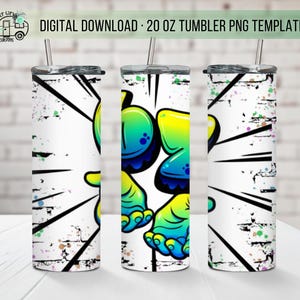 Pode incluir: Um copo de 20 oz com um design em estilo grafite. O copo apresenta um fundo branco com linhas pretas e respingos de tinta coloridos. O elemento de design principal é uma palavra grande e estilizada em tons de azul, verde e amarelo.
