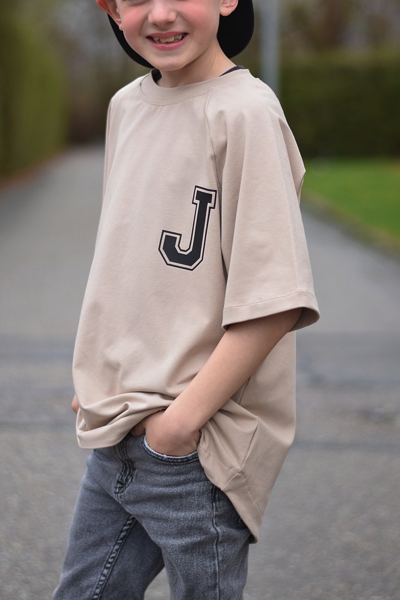 Shirt mit Buchstaben, Namen, individualisiert, Oversize Shirt, lässig, tshirt, Buchstabe und Name, Collegebuchstabe, College Style Bild 4