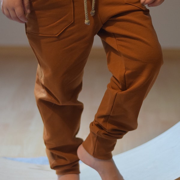 Jogginghose, Pants, Joggers für Kinder aus Soft French Terry, mit aufgesetzten Taschen, Bündchen und eingenähtem Band