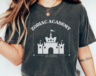 Comfort Colors Zodiac Academy T-Shirt, Alumni, Bookish Shirt, Bücherwurm, Sternzeichen Akademie Merch, Caroline Peckham Shirt, Buchliebhaber Geschenke