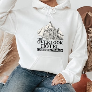 The Overlook Hotel Inspirierter Hoodie, Stanley Kubrick Horror Film, The Shining, Stephen King Fan Geschenk, Halloween Movie Shirt, Red Rum Tee