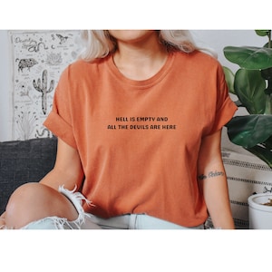 Colores cómodos, camiseta Shatter Me, el infierno está vacío y todos los demonios están aquí, serie Shatter Me, BookTok, regalo de libro, Shatter Me Merch