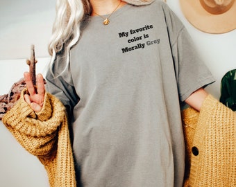 コンフォートカラーズ モラリーグレーキャラクター T シャツ、モラリーグレーシャツ、悪役時代、本好き、本のギフト、スマットシャツ、本のグッズ、悪役シャツ