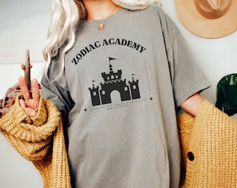 Comfort Colors Zodiac Academy T-Shirt, Alumni, Bookish Shirt, Bücherwurm, Sternzeichen Akademie Merch, Caroline Peckham Shirt, Buchliebhaber Geschenke