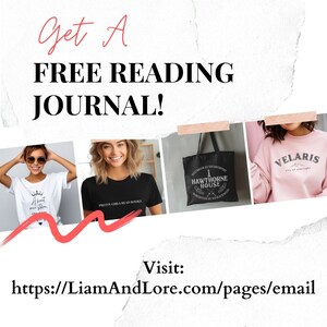 Puede incluir: Un gr&aacute;fico rosa con el texto "Get A FREE READING JOURNAL!" y una direcci&oacute;n de sitio web. El gr&aacute;fico tambi&eacute;n presenta cuatro im&aacute;genes de diferentes productos: una camiseta blanca con texto negro, una camiseta negra con texto blanco, una bolsa de mano negra con texto blanco y una sudadera rosa con texto blanco.