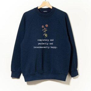 Puede incluir: Una sudadera azul marino con un gr&aacute;fico floral y el texto "completely and perfectly and incandescently happy."