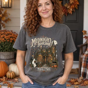 Maglietta Libreria Infestata, Maglietta Libreria di Mezzanotte per Halloween, Regalo Spettrale per Appassionati di Libri, Maglietta Comfort Colors per Amanti dei Libri
