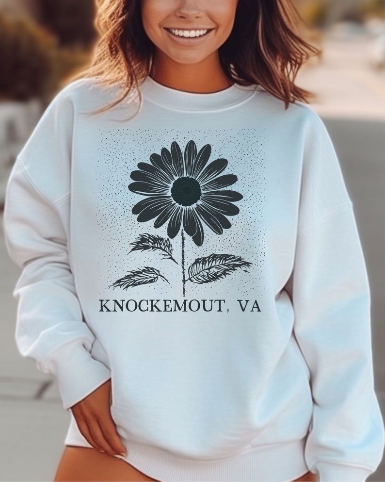 Puede incluir: Sudadera blanca con un gr&aacute;fico en blanco y negro de una margarita con el texto "Knockemout, VA" impreso en la parte delantera.