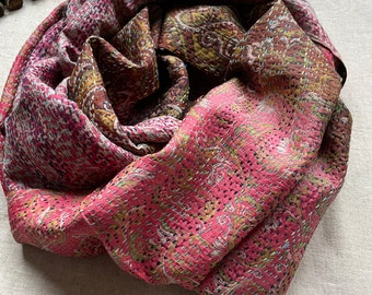 Foulard 100 % soie réversible écharpe / écharpe brodée indienne Kantha, livraison gratuite aux États-Unis, cadeau parfait pour maman - écharpe pour maman