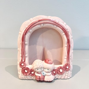 以下が含まれることがあります： 黒い持ち手と「But First, Coffee」のテキストが黒い太字で書かれた白いセラミックマグ。マグカップはぼやけた背景に置かれており、居心地の良い環境を示唆しています。