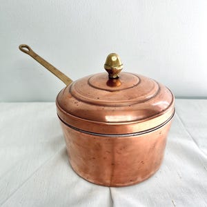 Fransk vintage-kastrull i kraftig koppar med lock och mässingshandtag