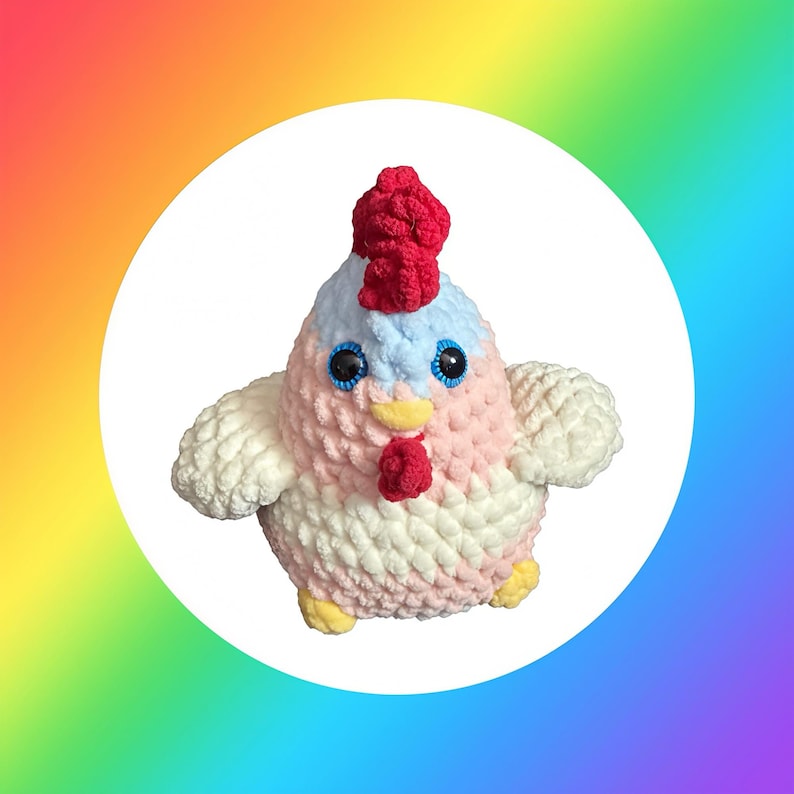 Puede incluir: Un juguete de pollo de peluche hecho a mano en colores pastel. El pollo tiene una cresta y una barbilla rojas, ojos azules y un pico amarillo. El cuerpo es una mezcla de hilo rosa, blanco y azul. El juguete es suave y tierno.