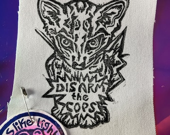 DISARM THE COPS Patch - Weißer Stoffaufnäher - Linoldruck von Hand - Originaldruck - Maschinenwaschbar