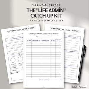 Könnte beinhalten: Drei bedruckbare Seiten für ein "Life Admin" Catch-up-Kit. Die Seiten umfassen eine "Power Hour"-Aktionssitzung, eine Master-Checkliste und einen Tracker für wichtige Erneuerungen und Fristen. Ein schwarzer Stift liegt auf der rechten Seite der Seiten.