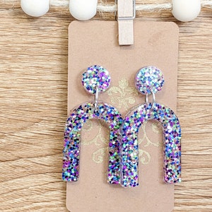 Boucles d’oreilles en résine Glitter Arch multicolores!