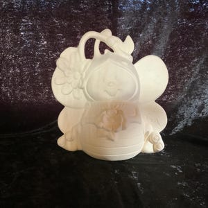 Clay Magic spring bumblebee holding flowers