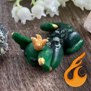 EMERALD, Drache mit Geburtsstein, OOAK Drache, Baby-Drache aus Ton, handgemachte Drache, Polymer-Ton-Skulptur, Drachenfigur, Drachenskulptur