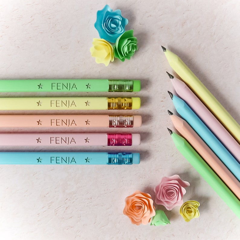 Bleistift mit Namen graviert Geschenkidee für Kinder Personalisierter Bleistift Pastell Bleistifte mit Radiergummi Einschulung Bild 1