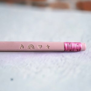 Bleistift mit Namen graviert Geschenkidee für Kinder Personalisierter Bleistift Pastell Bleistifte mit Radiergummi Einschulung Bild 3