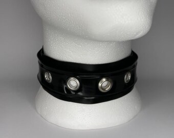 latex choker met ogen.