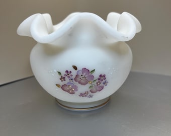 Vaso de flan Fenton de uranio pintado a mano por K. Spindler