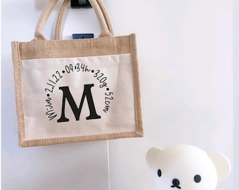 Tasche aus Stoff & Jute mit Namen Geburtsgeschenk| Geschenktüte wieder verwendbar | Neugeborenen Geschenk Tasche mit Aufdruck |