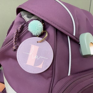 Personalisierter Anhänger mit Buchstabe und Name | Hangies personalisiert | Kletties für Schulranzen | Schulkind 2025 | -JIPPIE SCHULKIND-