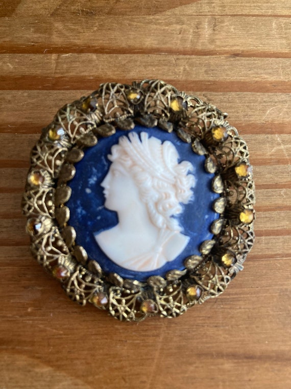 Broche Ancienne Avec Camée Moulé En Verre Blanc Crème - Bijou Vintage - Occasion Bon état