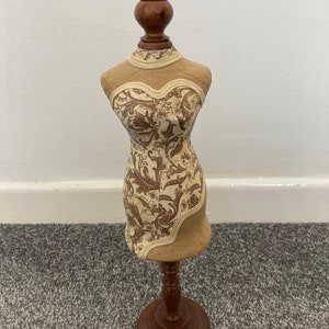 Pequeno manequim vintage de madeira e papelão da década de 1960
