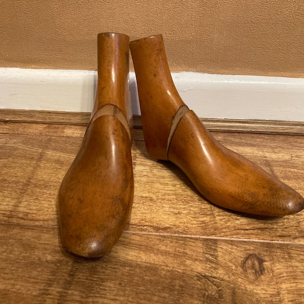 Antiguo par de hormas de zapatos con bisagras de madera c.1910