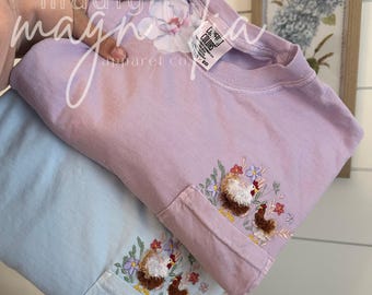 Flauschige Hühner & Blumen Tasche Tshirt || Komfort Farben Tee || Gestickte Hühner || Besticktes Tshirt für den Frühling || Flauschiges Huhn Tee