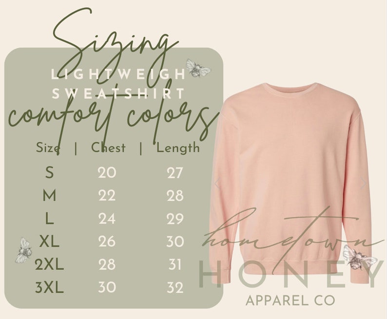 Op de afbeelding: Een lichtroze sweatshirt met ronde hals naast een maattabel. De tabel vermeldt de maten S tot en met 3XL met bijbehorende borst- en lengtematen in inches. De tekst bevat Sizing, Lightweight Sweatshirt, Comfort Colors en Hometown Honey Apparel Co, versierd met kleine bijenillustraties.